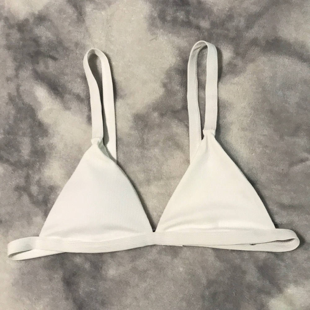 white bikini top ☀️🌴